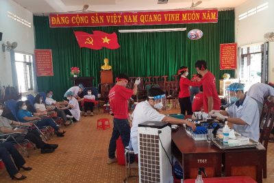Giáo viên trường Tiểu học Nguyễn Văn Trỗi tham gia ngày “Chủ nhật đỏ”